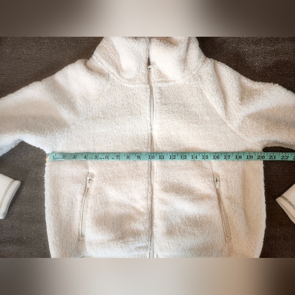 ATHLETA TUGGA SHERPA JACKET - cream with gold on cuffs and waistband Coat Small - Picture 7 of 8